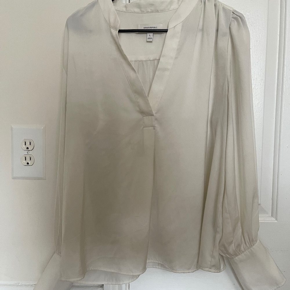 Banana republic ivory silk/satin blouse